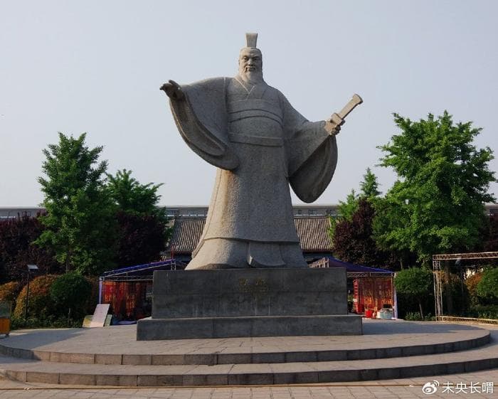曹操击败黑山军后在东郡站稳脚跟，但其仍需发展