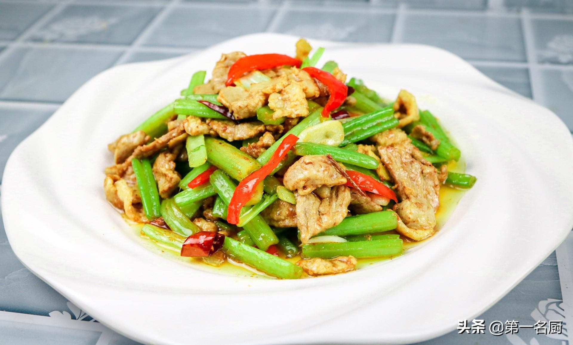 芹菜炒肉怎么做最好吃（学会这个技巧，在家也能做出饭店味道）