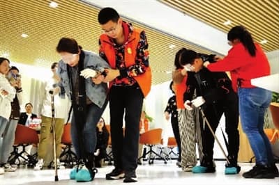穿上“老化服”体验老年生活