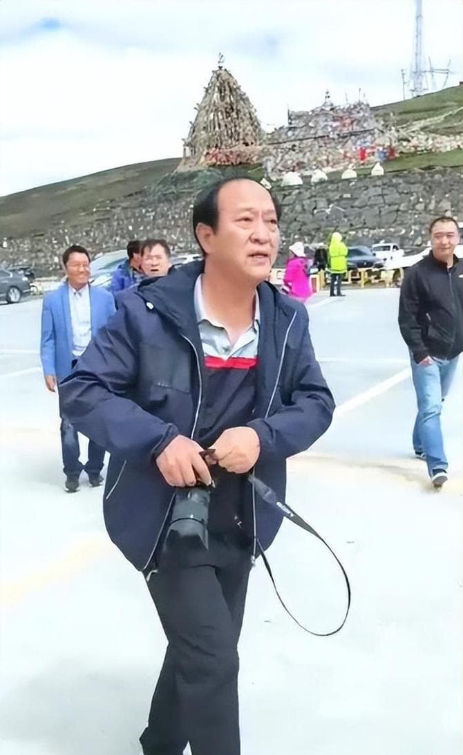 牛群74岁近况罕见曝光，回顾其从相声名家到政坛经历的人生轨迹