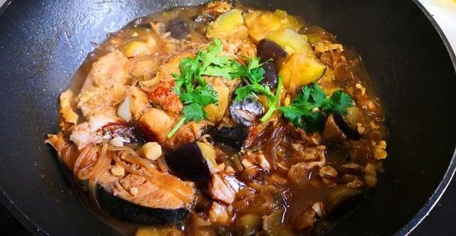 鲅鱼炖茄子粉条：夏季美味又营养的家常菜