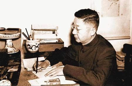 老舍的生平经历简介：人民艺术家的一生，情感与智慧的交织。
