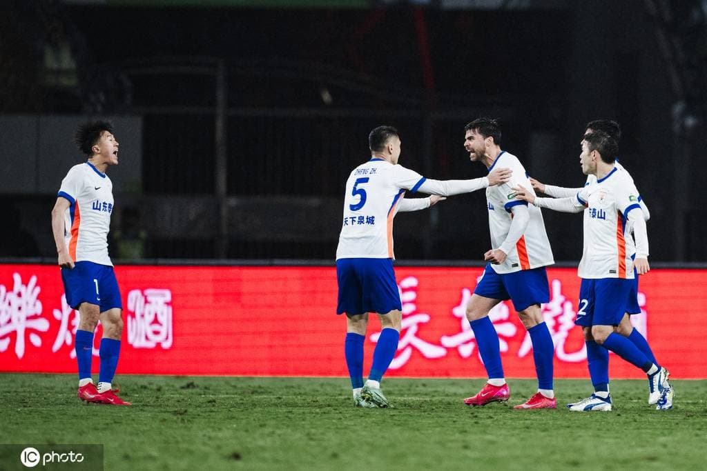 让三追四！泽卡双响救主 山东泰山客场4-3逆转十人梅州
