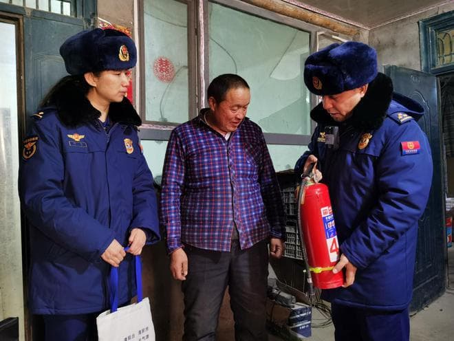 新疆阿克苏：消防宣传员入户普及冬季防火知识