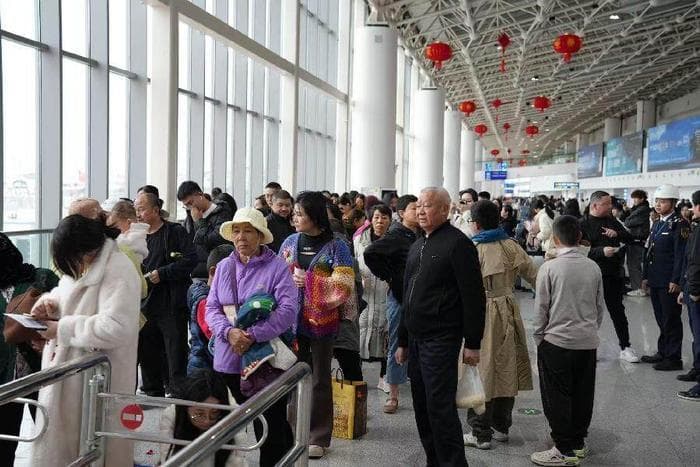 广东海事部门开展随船监管服务应对客流高峰