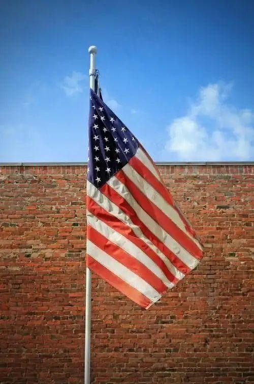 美国人信奉两条自然法：一是不退让法，二是城堡法