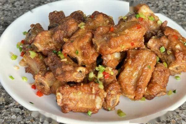 椒盐排骨，因其外酥里嫩、咸香可口的口感而深受喜爱