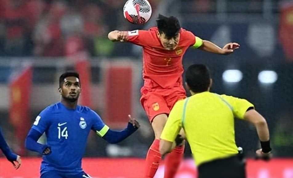 中国男足战术革新：433阵型激活“三李”组合，中场实力全面提升