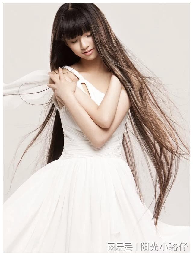有种“整容”叫长大，10年前一转成名的小彩旗，如今像换个人