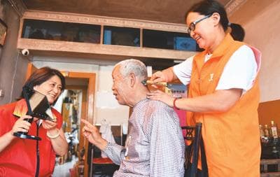 北京等地探索发展“代际融合”养老模式——养老院住进青年志愿者