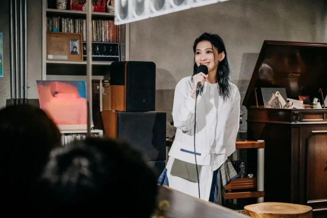知名女歌手自曝患上“不治之症”，已复发多次，头一动就晕......