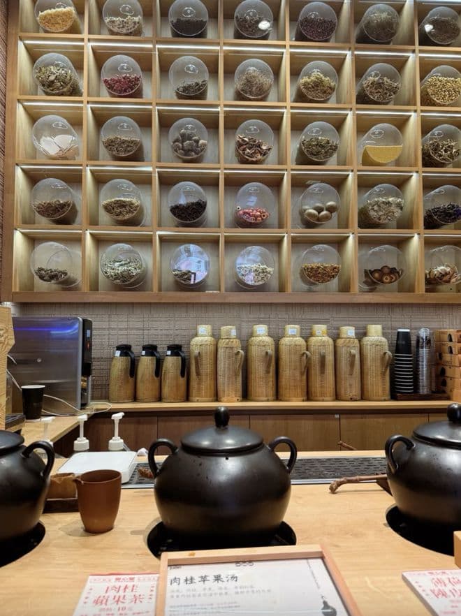 65岁打工人下午茶喝什么？一杯中药奶茶感受超绝老人松弛感