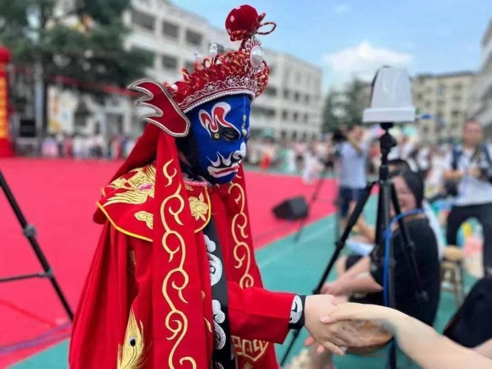 川剧变脸，两个“唐宝”，和发光的舞台