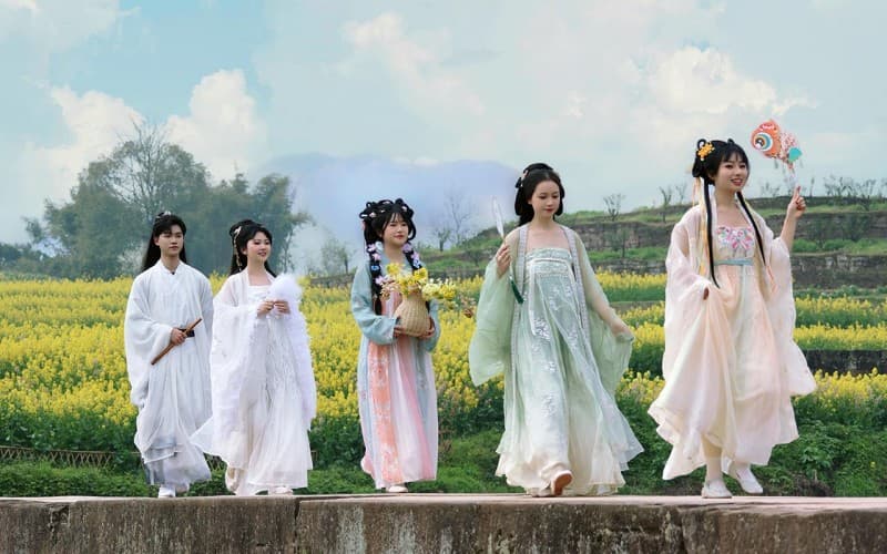 璧山艺术“村游”人气爆 云雾花涧万亩梯田“彩色花海”绚丽绽放