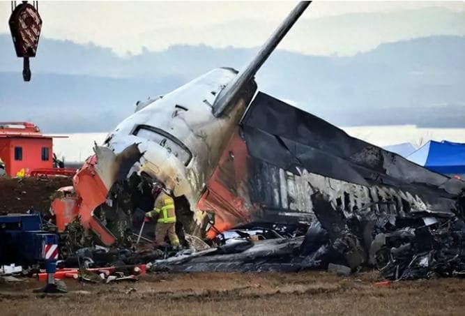 美论坛：为何中国飞机在空中挡风玻璃破裂了，却还能安全返航？