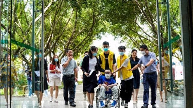 复旦大学校长连续两年为"渐冻症"患者群体呼吁，建议增强社会支持系统
