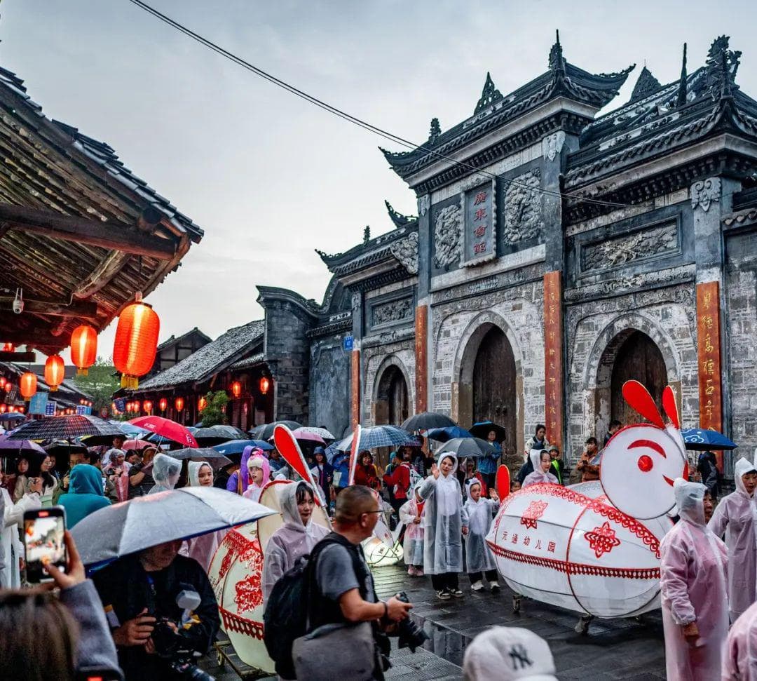 “提灯祈福”巡游 点亮古镇雨夜