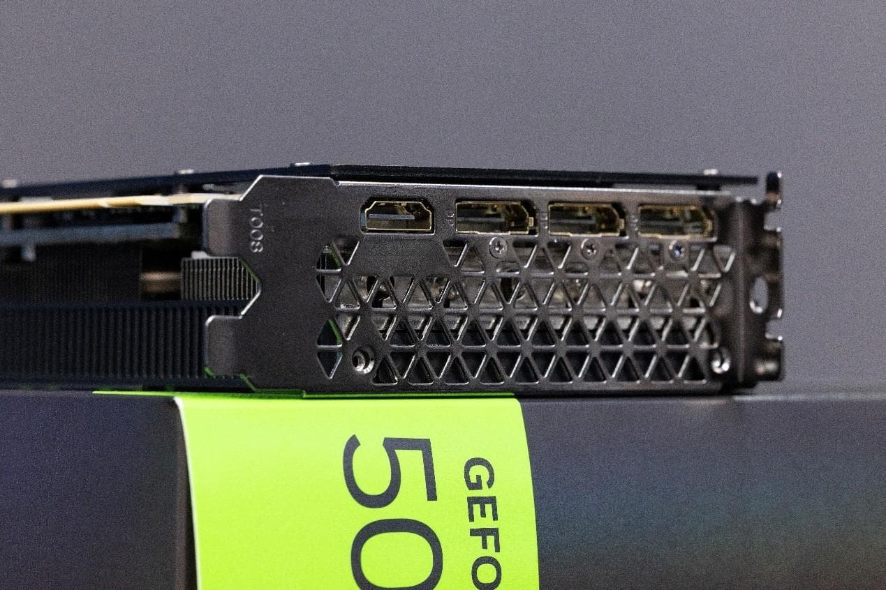 DP还是HDMI？RTX 50系显卡接口选择指南