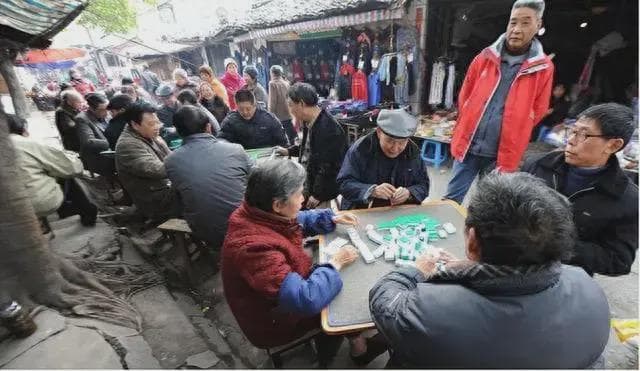 重庆麻将馆天天爆满，座无虚席，那些整天坐在里面的人靠啥谋生？