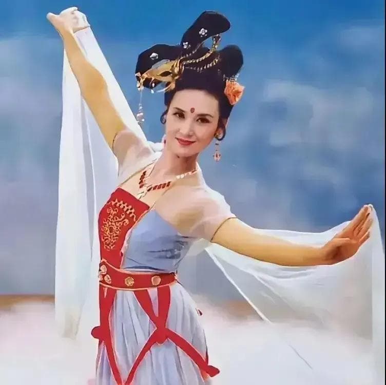 邱佩宁：演绎嫦娥成经典，投身公益捐建百校