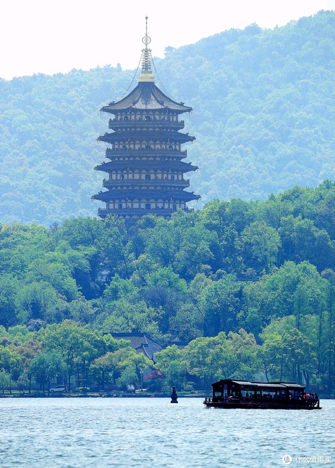 探寻雷峰塔：西湖边的传奇与沧桑