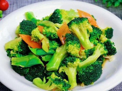 西兰花，因其独特的营养价值，成为了我们餐桌上常见的绿色佳肴