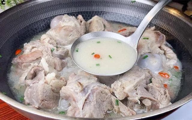 大骨头汤怎么熬才又香浓又白？掌握这几招，香浓白骨汤轻松get！