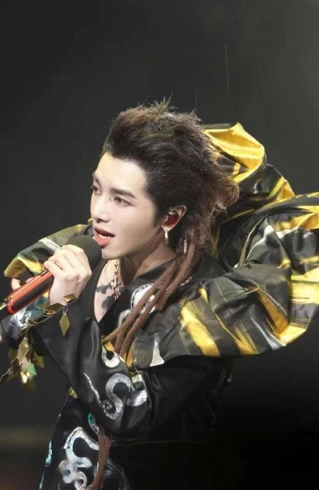 张杰VS华晨宇演唱会：一个高贵典雅，一个千奇百怪，你更喜欢谁？