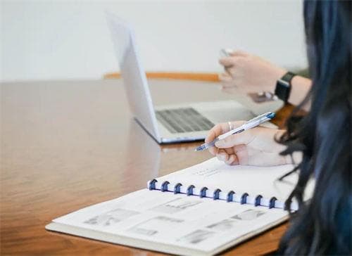 财务规划与奖学金申请：让美国留学之路更加顺畅的经济策略