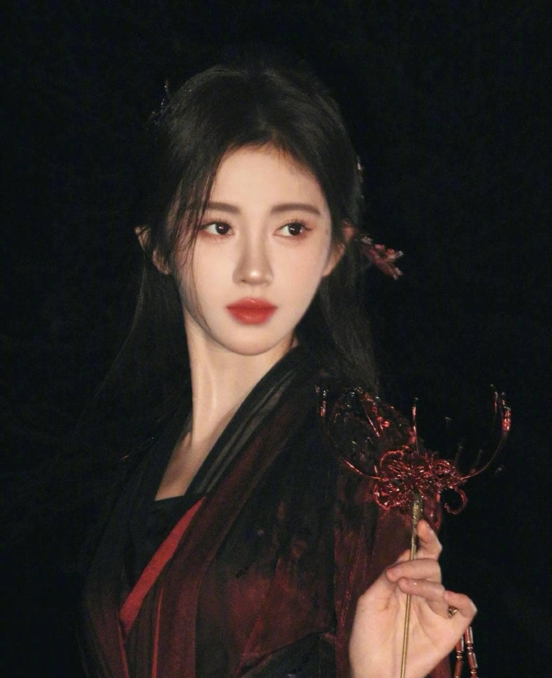 "红衣旋舞，鞠婧祎古风演绎惊艳全场：天生国风偶像，诠释东方美学新高度"