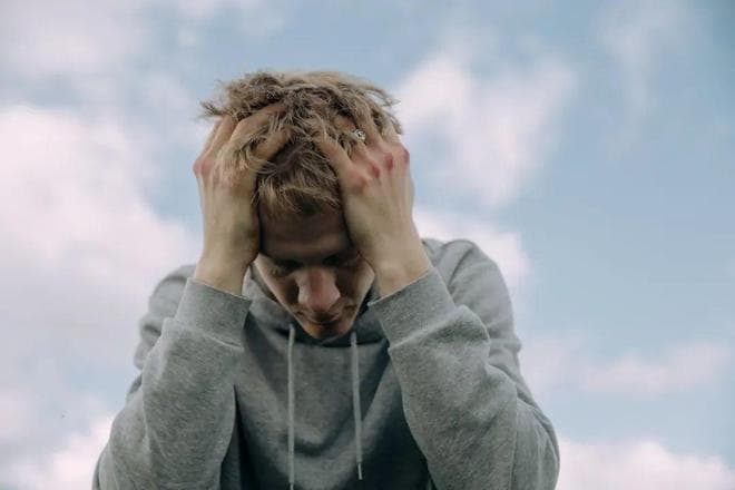 当代年轻人为什么越来越丧了？不是因为没钱，而是----