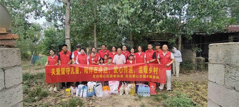 定远志愿者为两户困境儿童送温暖，呼吁关注留守儿童群体