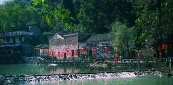 先祖是刘邦兄弟，被誉为“楚天第一村”，隐居在湖北深山600多年的刘家桥村
