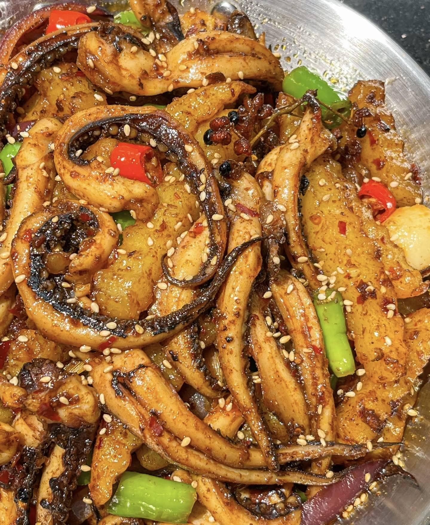 干锅鱿鱼：海鲜与香辣的完美融合，打造餐桌上的美味佳肴