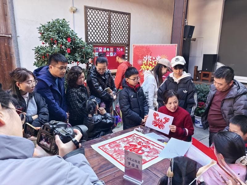 剪纸送祝福 花灯怀憧憬——福州非遗里的浓浓年味