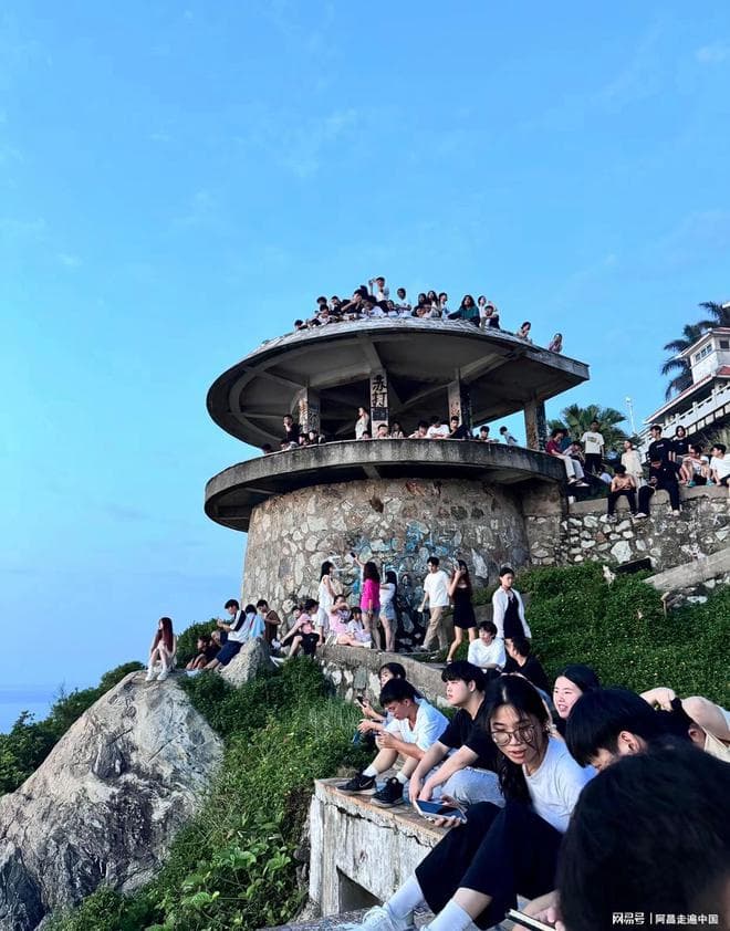 广东阳江海陵岛：废弃景区频现游客翻墙坠落，安全警示引关注