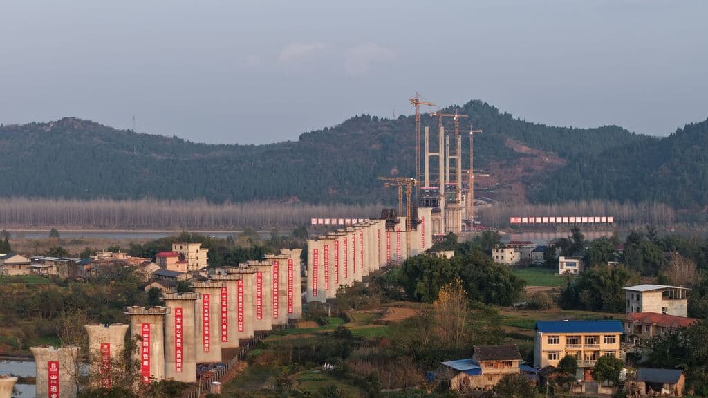 成达万高铁南充段：隧道和路基及桥梁桩基工程已接近尾声 预计将于2027年建成通车