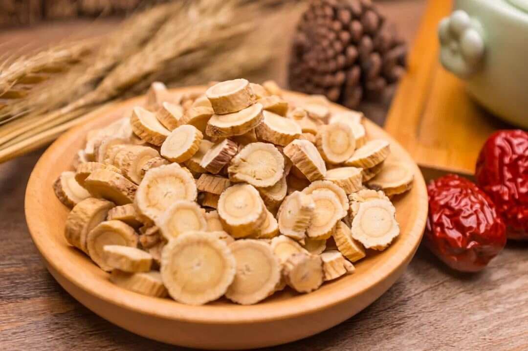黄芪泡水喝，有6大功效！常喝降三高，防病保健康！