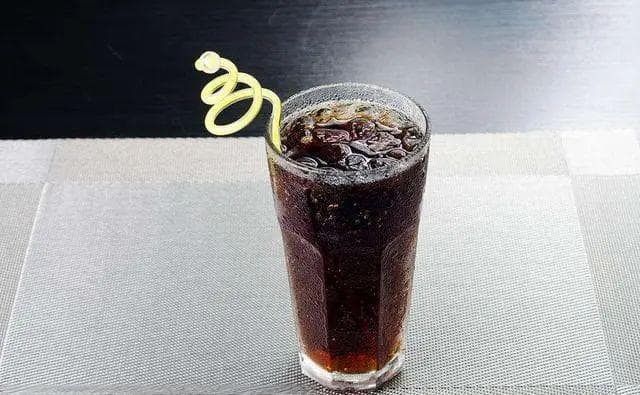 肥宅快乐水是什么饮料？揭秘这杯“快乐源泉”的真相！