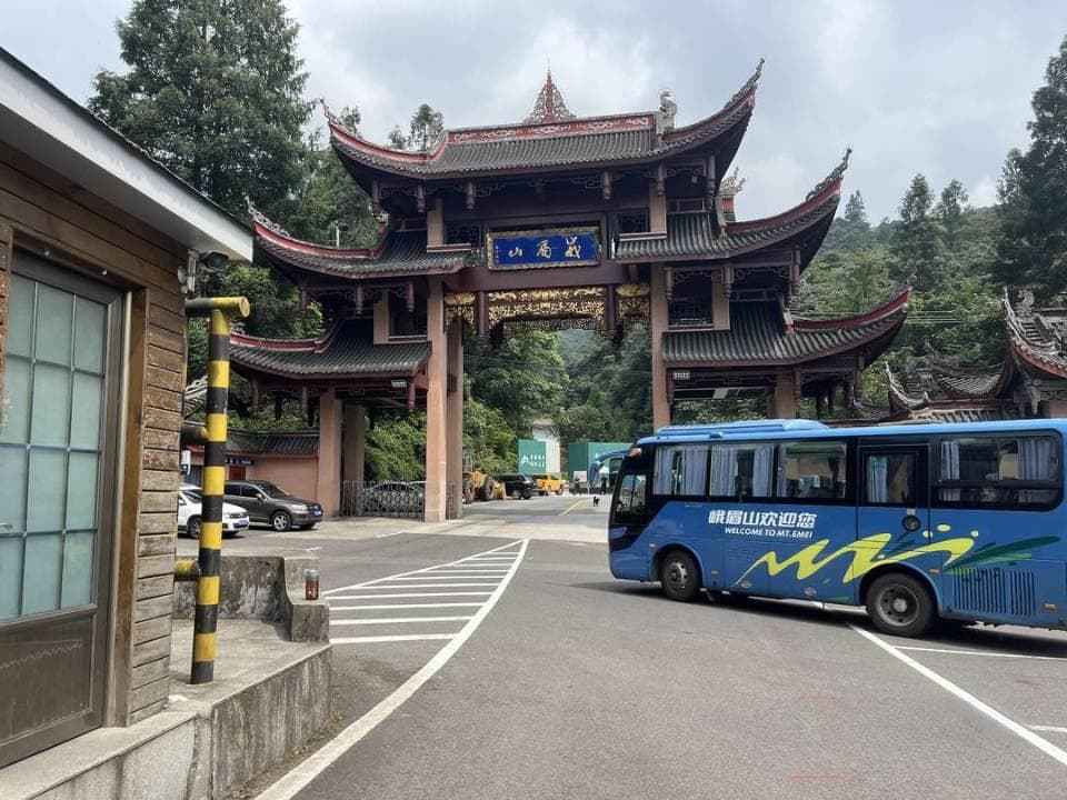 “灭绝师太来都得先交坐车钱” 游客投诉峨眉山强行售卖观光车票 记者探访