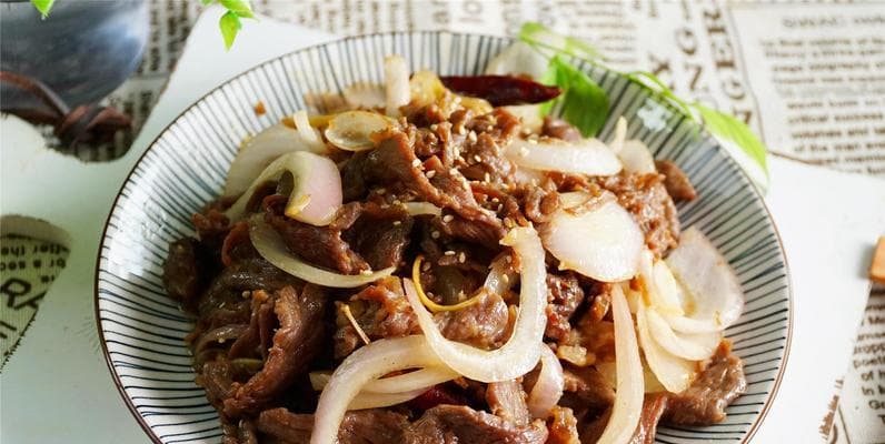 香气四溢的洋葱牛肉炒饭（用洋葱和牛肉打造健康美味饭菜）