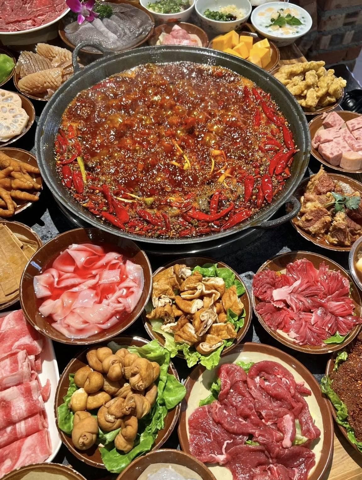 关于重庆火锅的10个冷知识，如重庆有超过3万家火锅店，传统吃法是“九宫格”