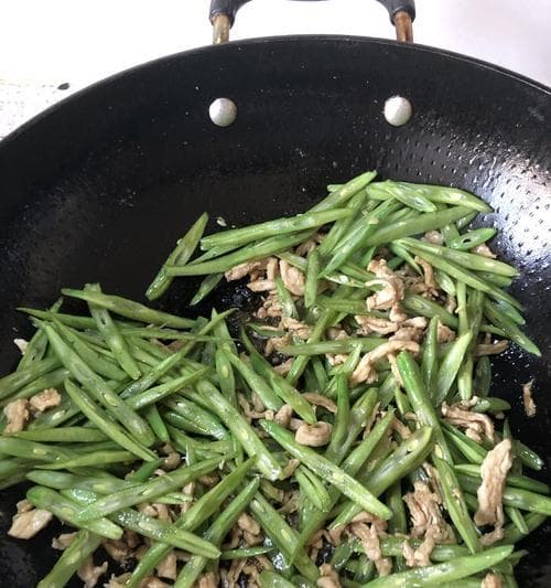 肉丝豇豆的做法（健康简单的中式菜肴）