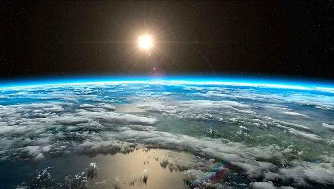 重力速度是多少？如果太阳消失，8分钟后地球还会在轨道上吗？
