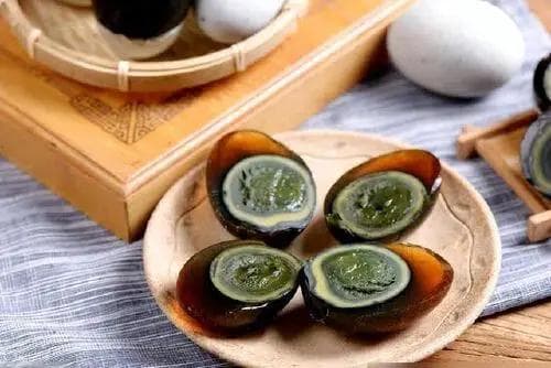 广式早茶皮蛋瘦肉粥，师傅教我浓郁提鲜小窍步：皮蛋分两次下锅