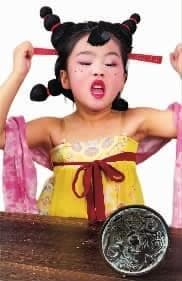 巧手奶奶制“战袍”，孙女摇身变“哪吒”