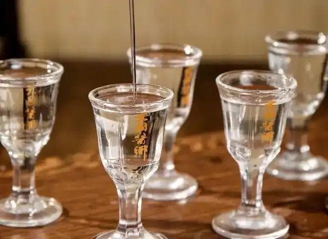 白酒低度与高度的区别：从酒精含量到饮用体验的全面解析
