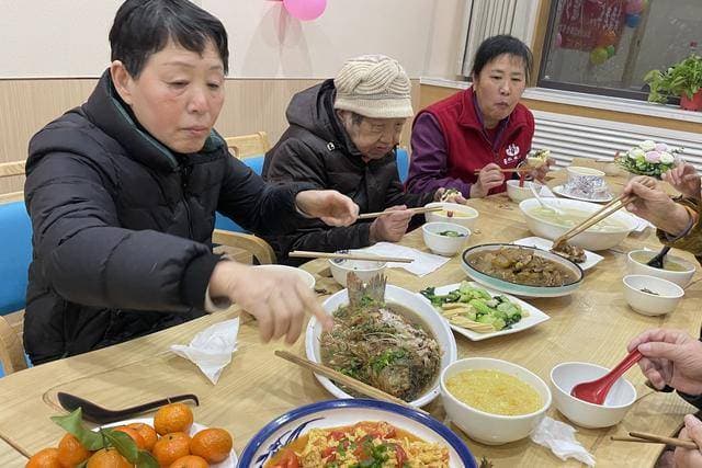 洛阳养老服务绘就老人幸福 "夕阳红"