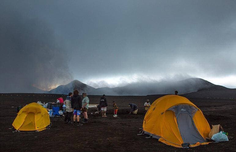 火山口露营：探索地球热力的极致冒险体验