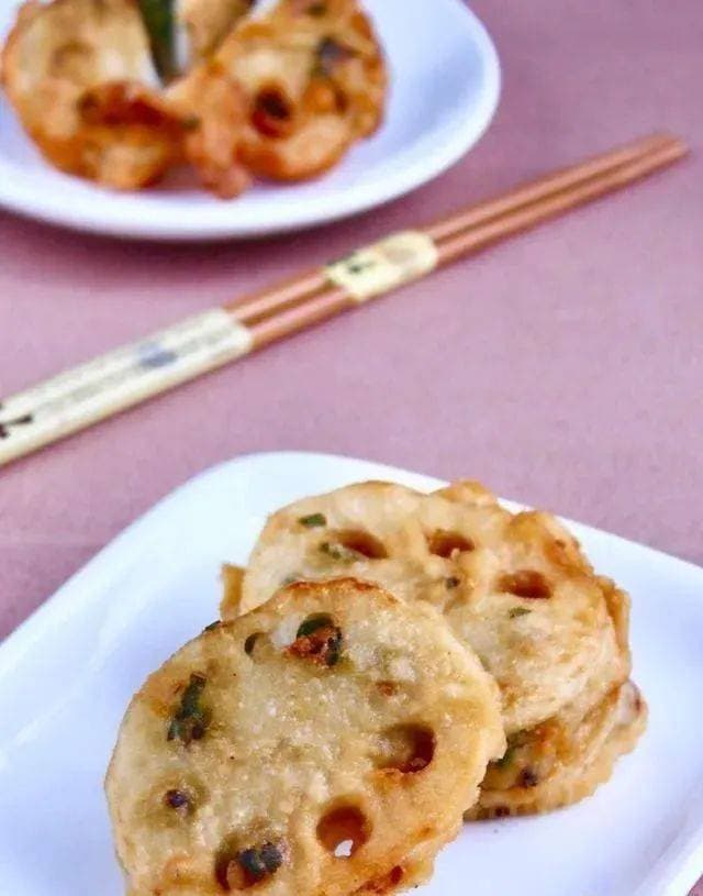 炸藕盒时纠结挂浆用面粉还是淀粉？这样做才能保持长久酥脆！